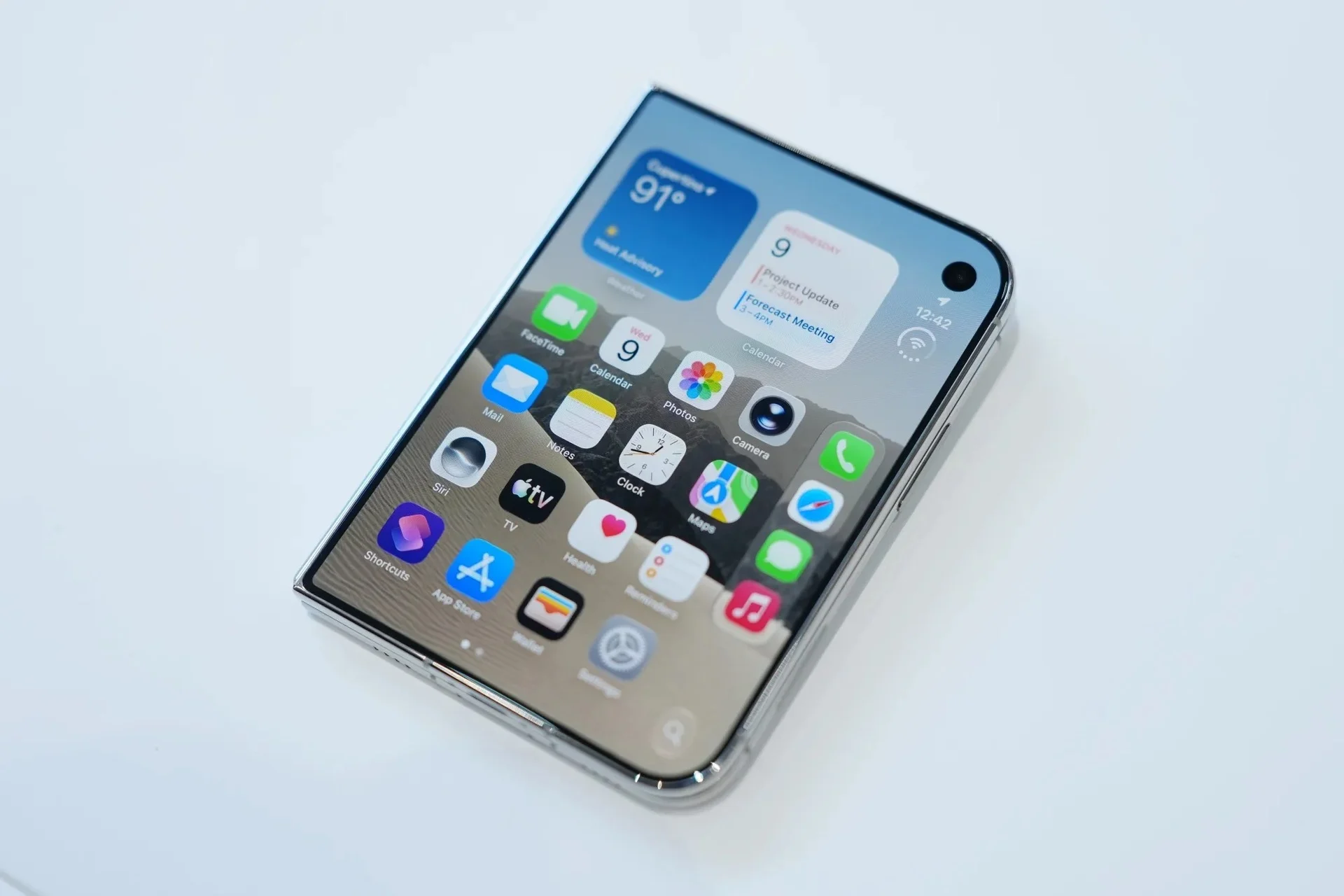 iPhone Duo giá hơn 51 triệu đồng: 5 điều cần biết trước khi xuống tiền
