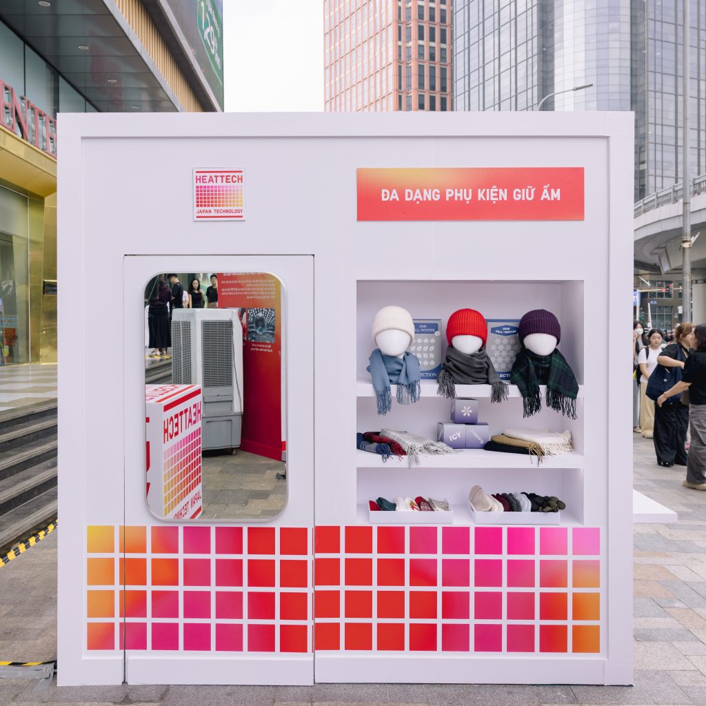 Trải nghiệm công nghệ giữ nhiệt trực tiếp.Ảnh: UNIQLO Việt Nam