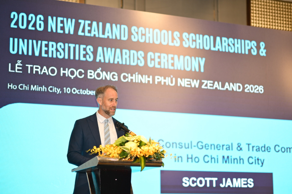 Ông Ben Burrowes, Giám đốc Khu vực Cơ quan Giáo dục New Zealand (ENZ), gửi lời chúc mừng tới các học sinh xuất sắc nhận học b