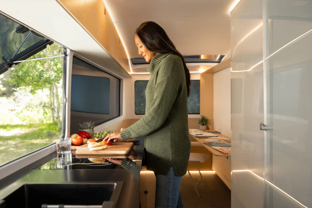 Pebble Flow: Một đêm trong trailer điện 4,15 tỷ đồng, tiện nghi như suite nhỏ, điều khiển bằng iPad (ảnh 2)