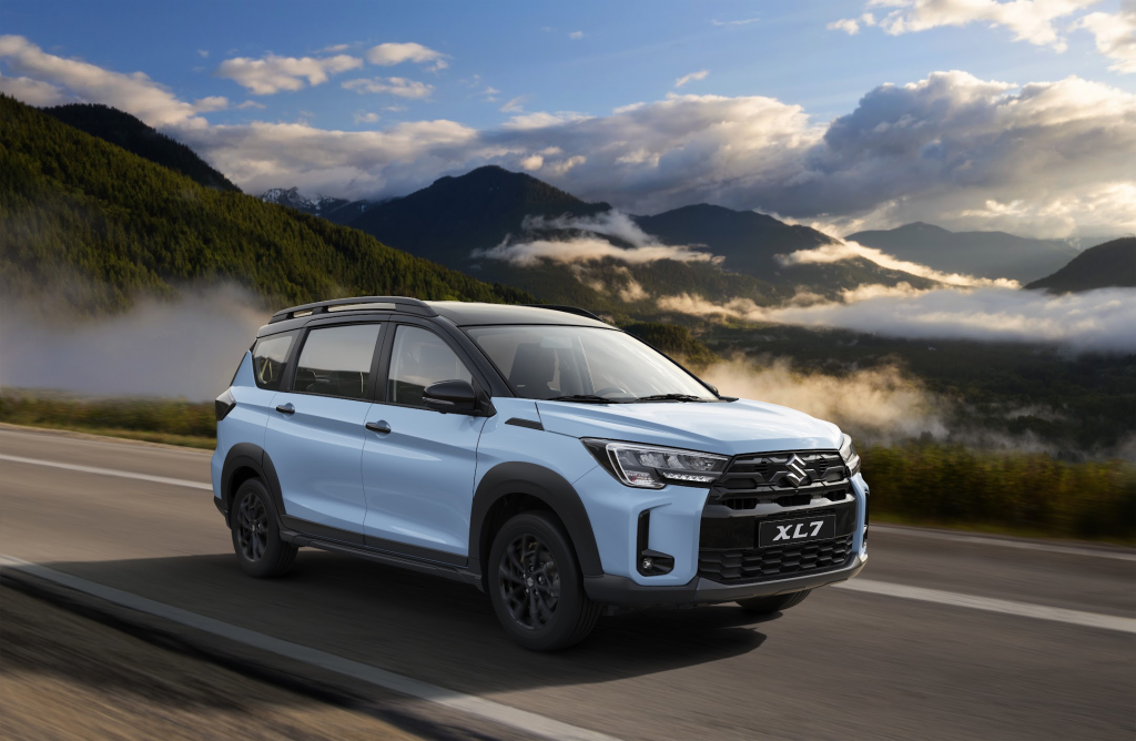 Suzuki XL7 mới, diện mạo mạnh mẽ hơn với lưới tản nhiệt hình thang và mâm 16 inch màu đen.