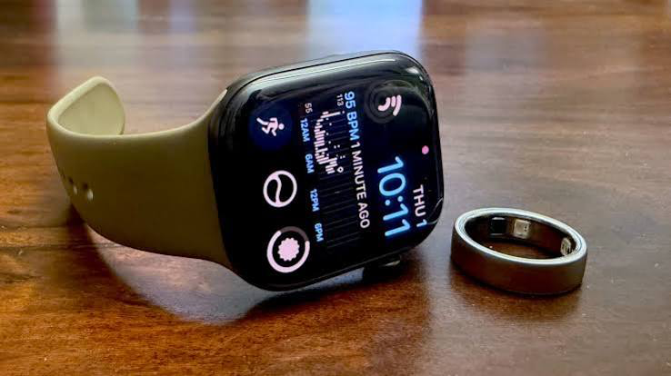 Oura Ring 5 vs Apple Watch Series 12: Nhẫn thông minh hay đồng hồ đa năng?