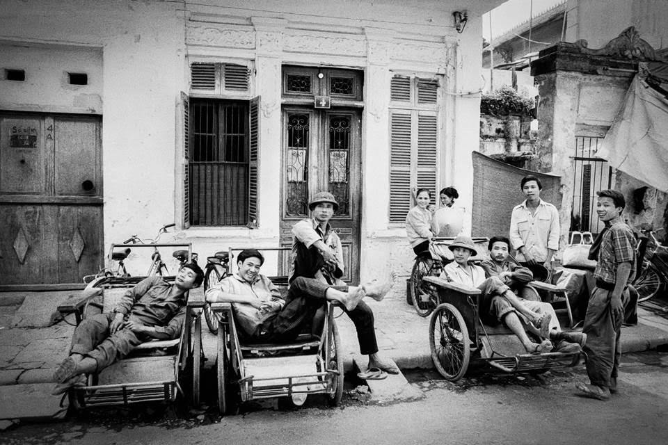 Bộ sưu tập Soloman Metropole ghi lại Hà Nội những năm 1990 qua góc nhìn của Andy Soloman – từ phố cổ, chợ Đồng Xuân đến nhịp